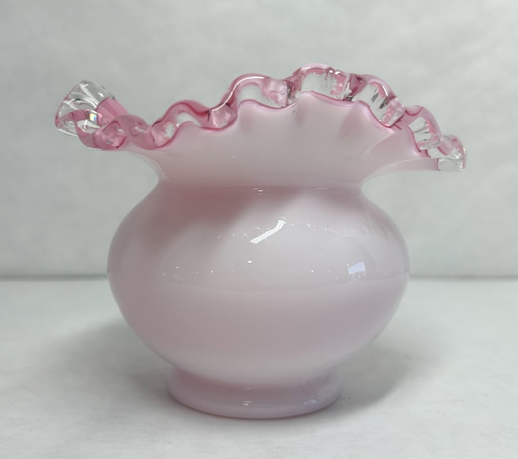 FENTON PINK CREST GLASS VASE, MID-20TH CENTURY (1 of 4)