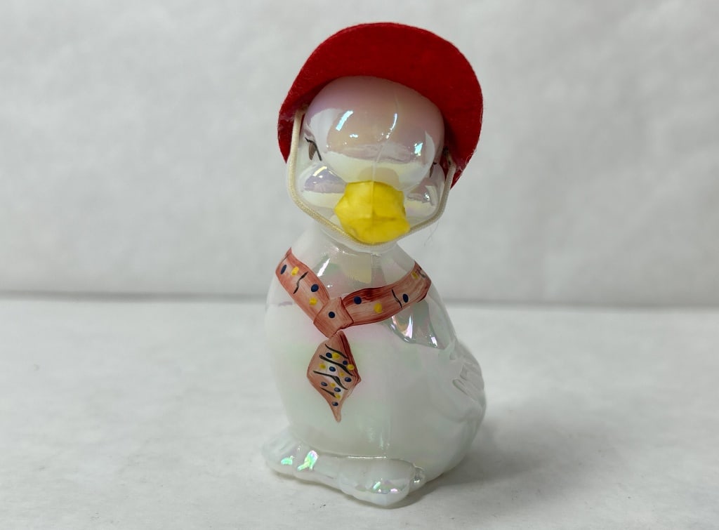 FENTON IRIDIZED OPAL GLASS DUCK 2006 (1 of 5)