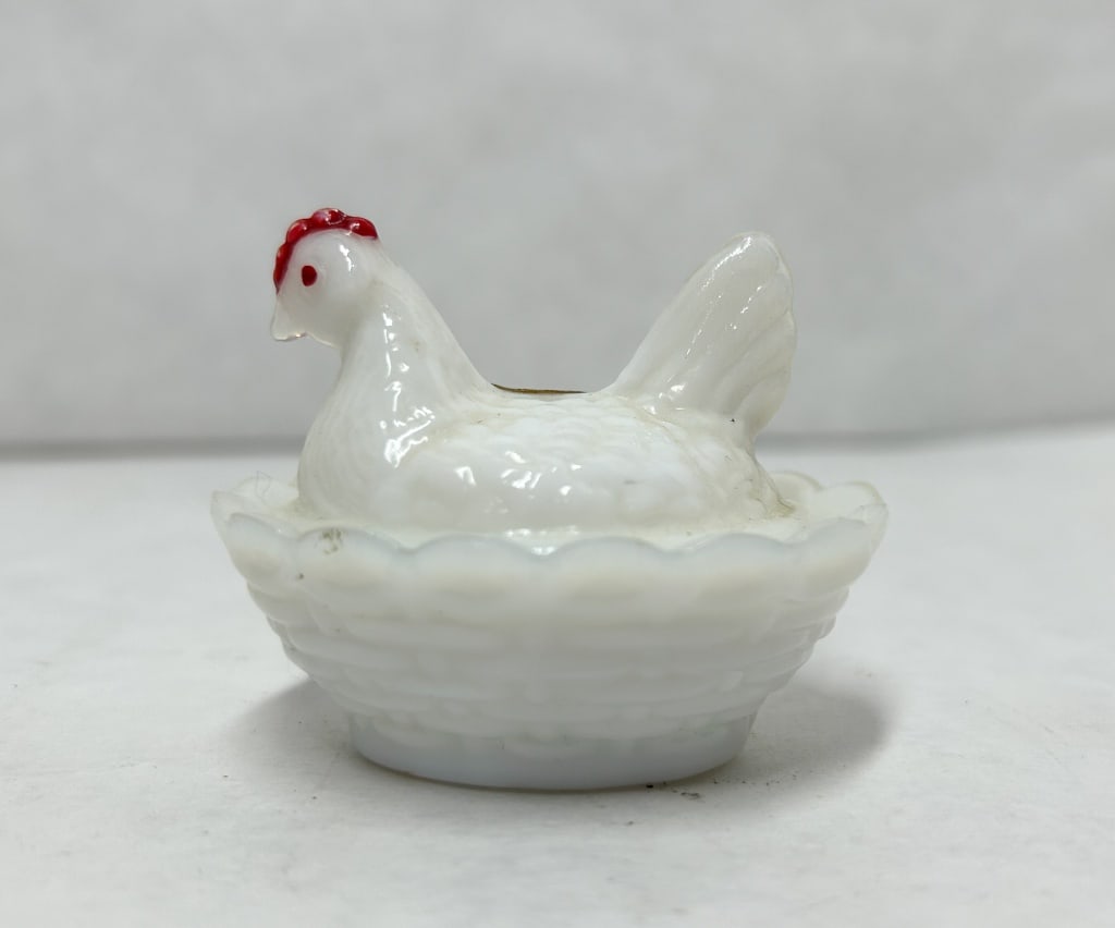 WESTMORELAND MILK GLASS HEN ON NEST (1 of 4)