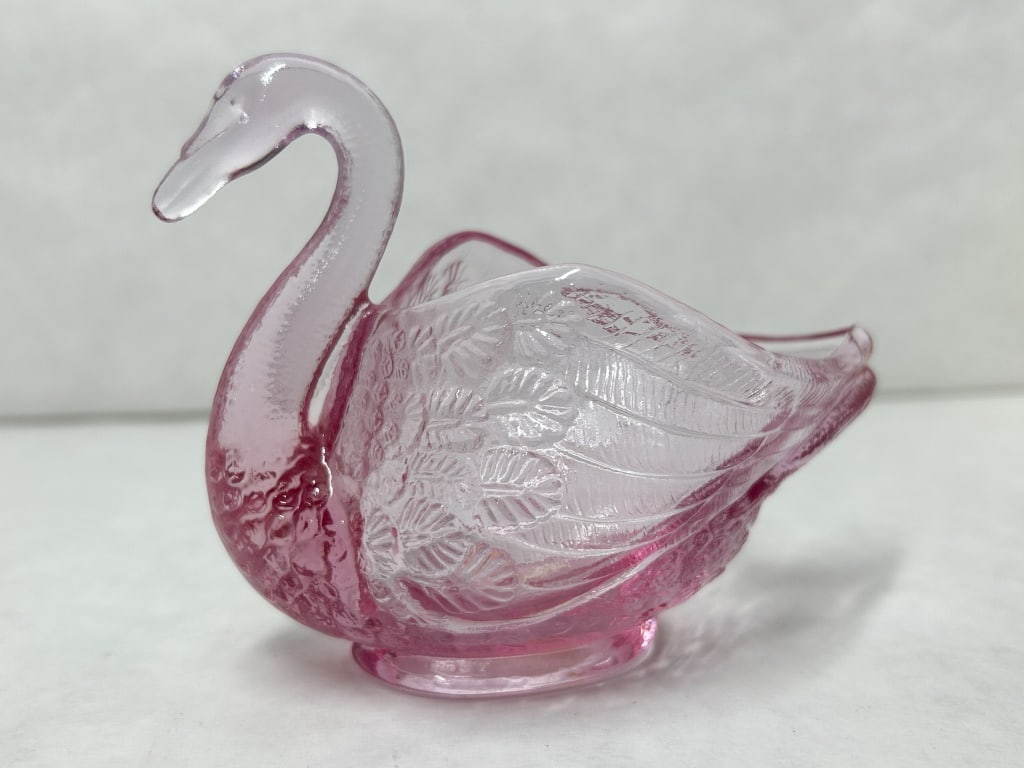 FENTON PINK GLASS SWAN DISH (1 of 7)