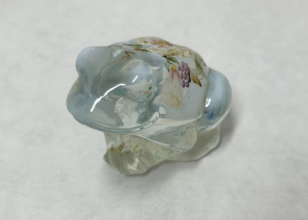 FENTON SIGNED OPALESCENT GLASS FROG (1 of 7)