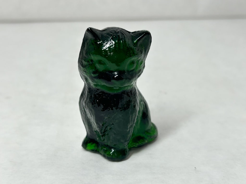 BOYD MISS COTTON KITTEN EMERALD GREEN: base bears a molded mark featuring the letter B in a diamond flanked by vertical bars, signifying the sixth five-year production period between 2003 and 2008.