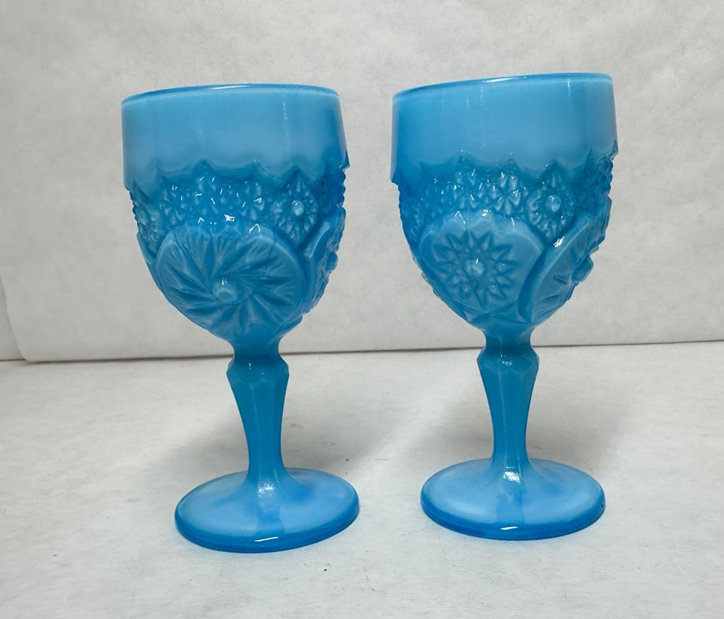 BOYD IMPERIAL BLUE MILK GLASS GOBLETS VINTAGE (1 of 5)