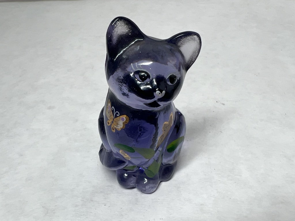 FENTON VIOLET GLASS CAT FIGURINE (1 of 8)