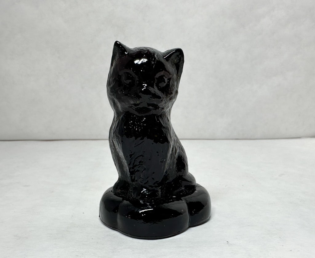 BOYD BLACK GLASS SITTING KITTEN FIGURINE (1 of 6)