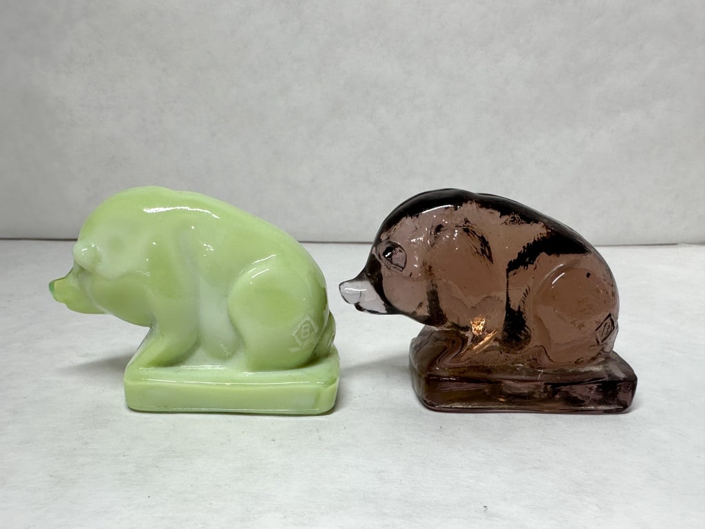 BOYD'S GLASS SUEE PIG FIGURINES 1978 (1 of 4)