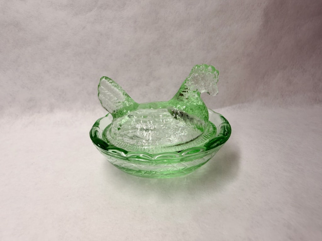 VINTAGE GREEN GLASS HEN ON NEST (1 of 5)