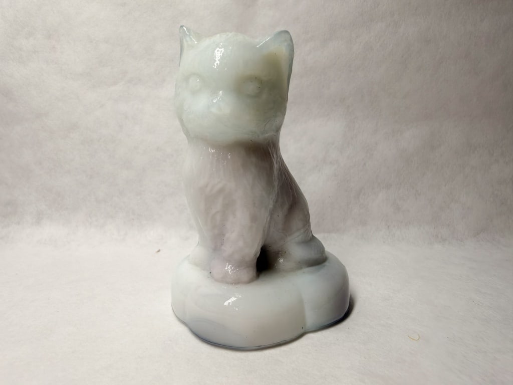 BOYD LAVENDER SLAG SITTING KITTEN PILLOW GLASS (1 of 8)