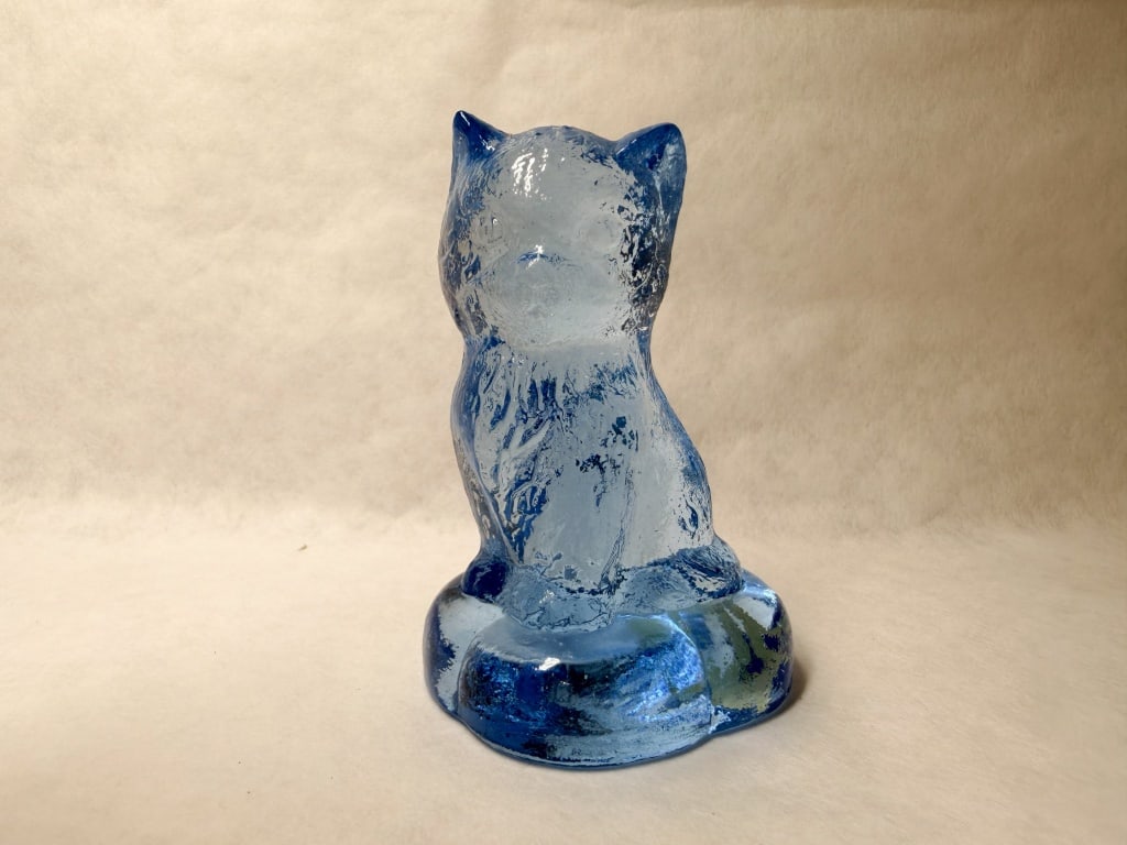 BOYD WILLOW BLUE SITTING KITTEN PILLOW (1 of 8)