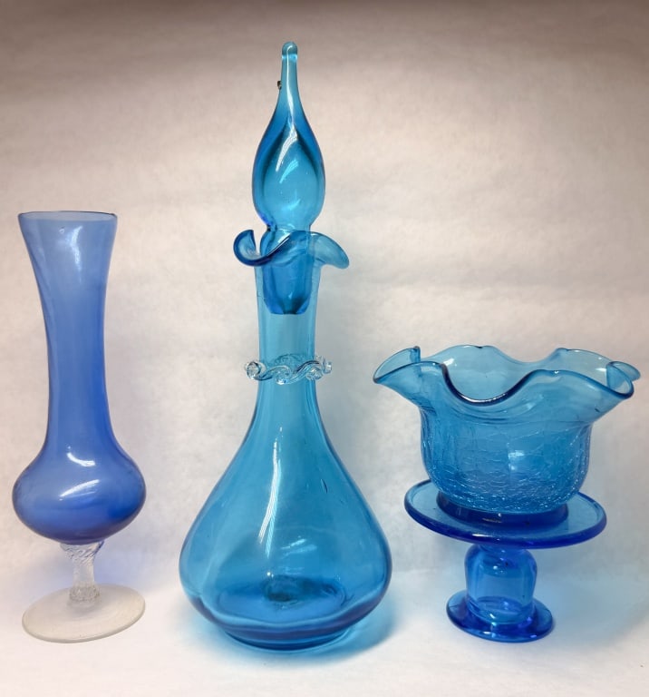 VINTAGE BLUE ART GLASS COLLECTION: A collection of blue art and utility glass vessels featuring crackle, pressed, and hand-blown techniques. A white inventory label printed with #: 400 and ID: 10 is present (photo 4).