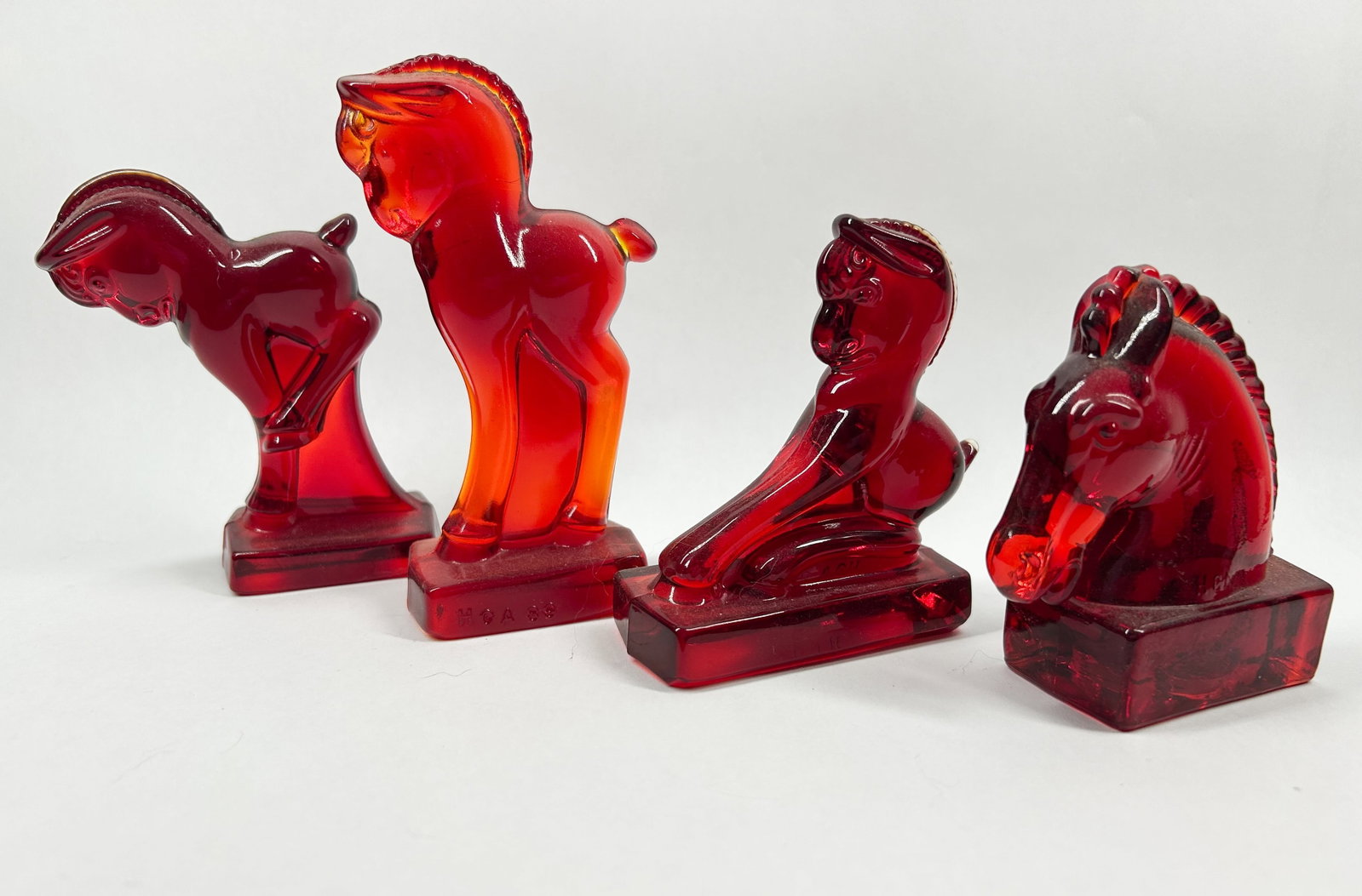 FOUR HCA x IMPERIAL RED GLASS HORSES 1989 (1 of 5)