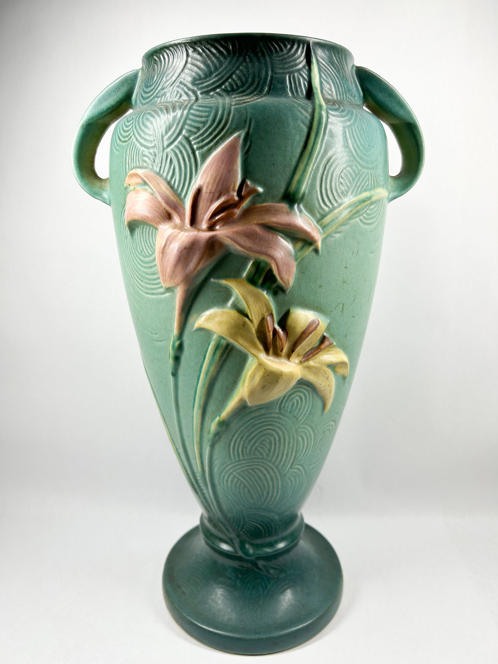 ROSEVILLE ZEPHYR LILY EARTHENWARE VASE, 1946 (1 of 4)