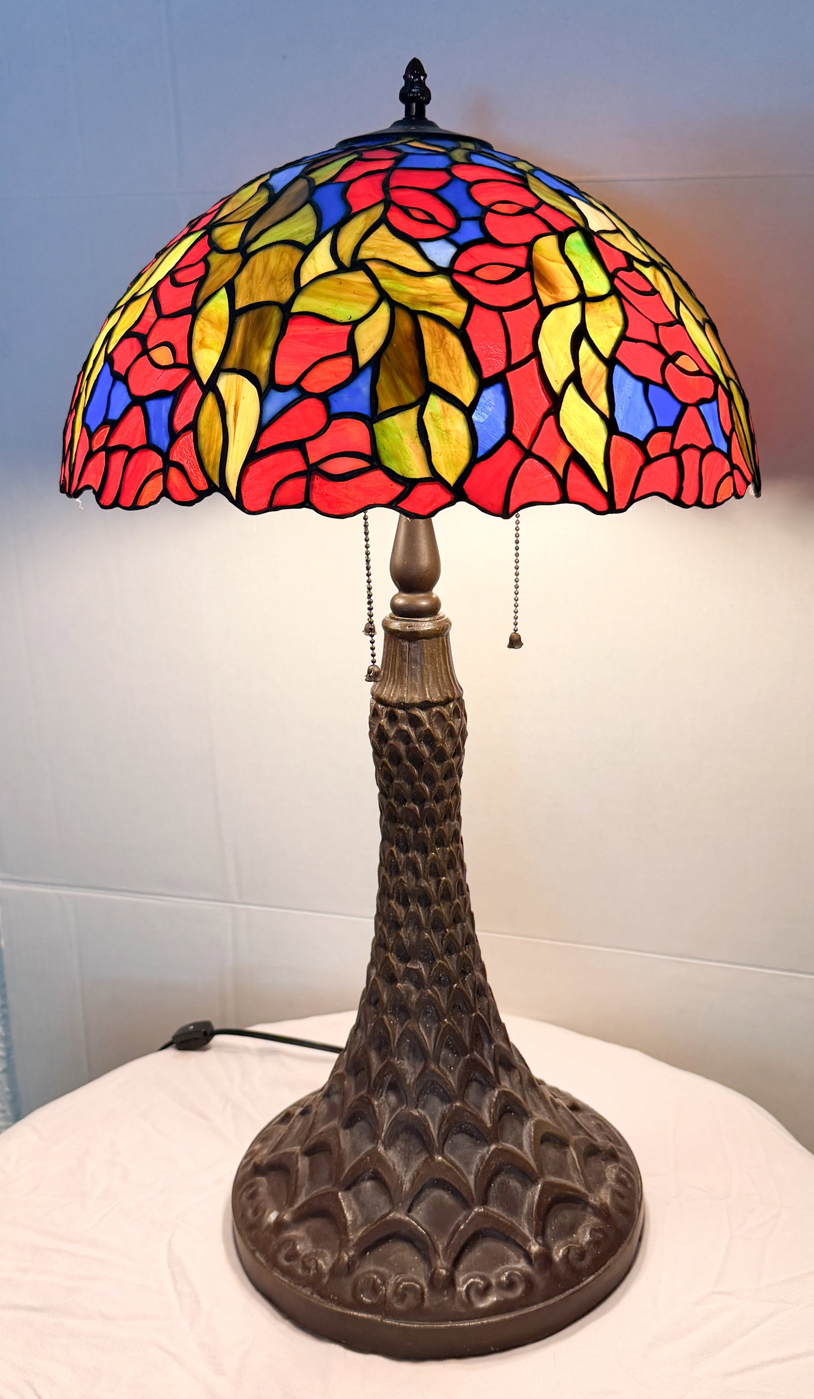 TIFFANY-STYLE LEADED GLASS TABLE: **