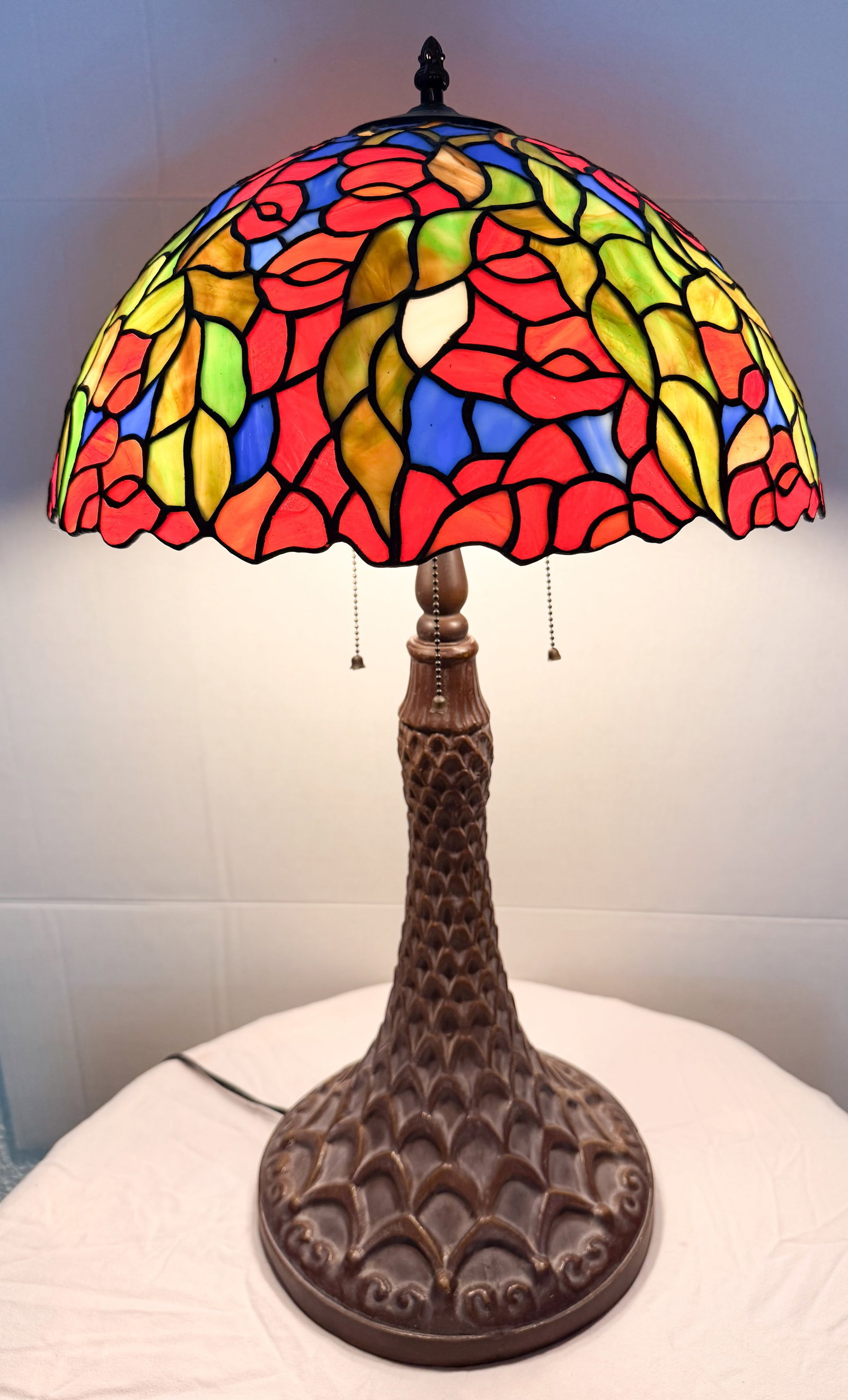 TIFFANY STYLE LEADED GLASS LAMP (1 of 6)
