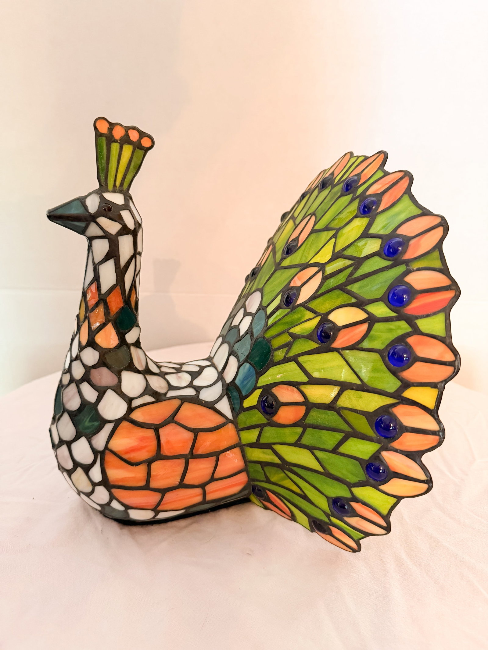 TIFFANY STYLE PEACOCK ACCENT LAMP (1 of 6)