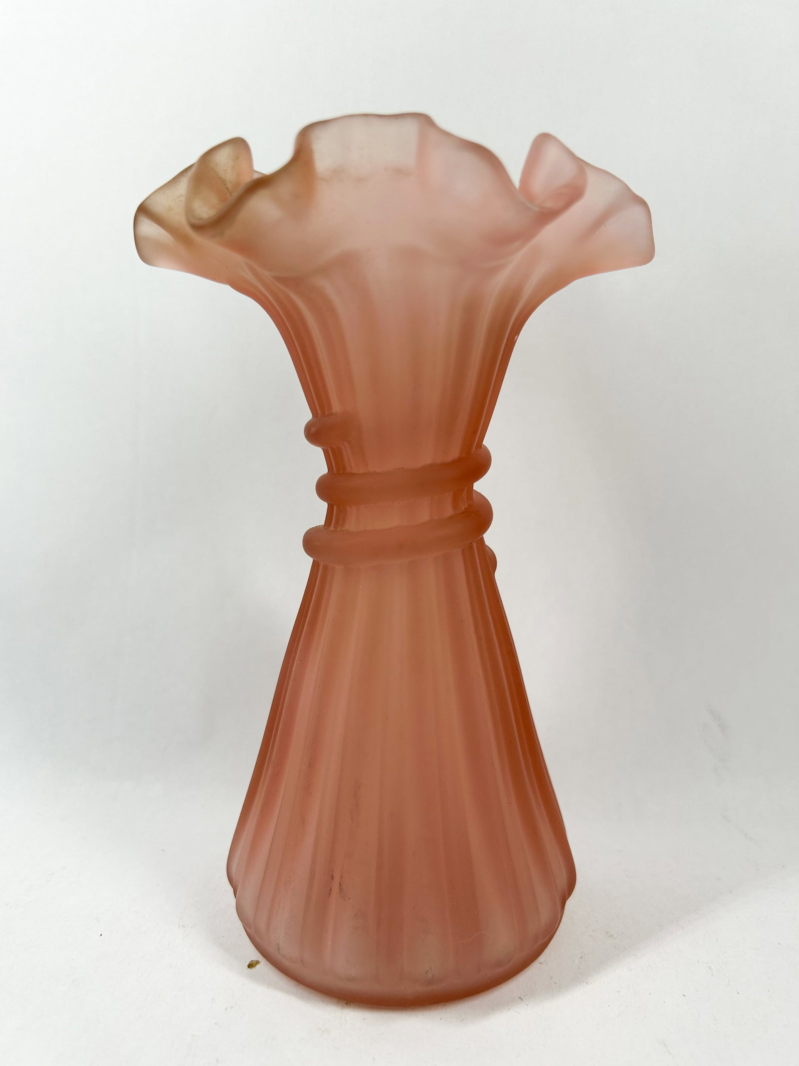 FENTON DUSTY ROSE GLASS VASE, 1980S (1 of 2)