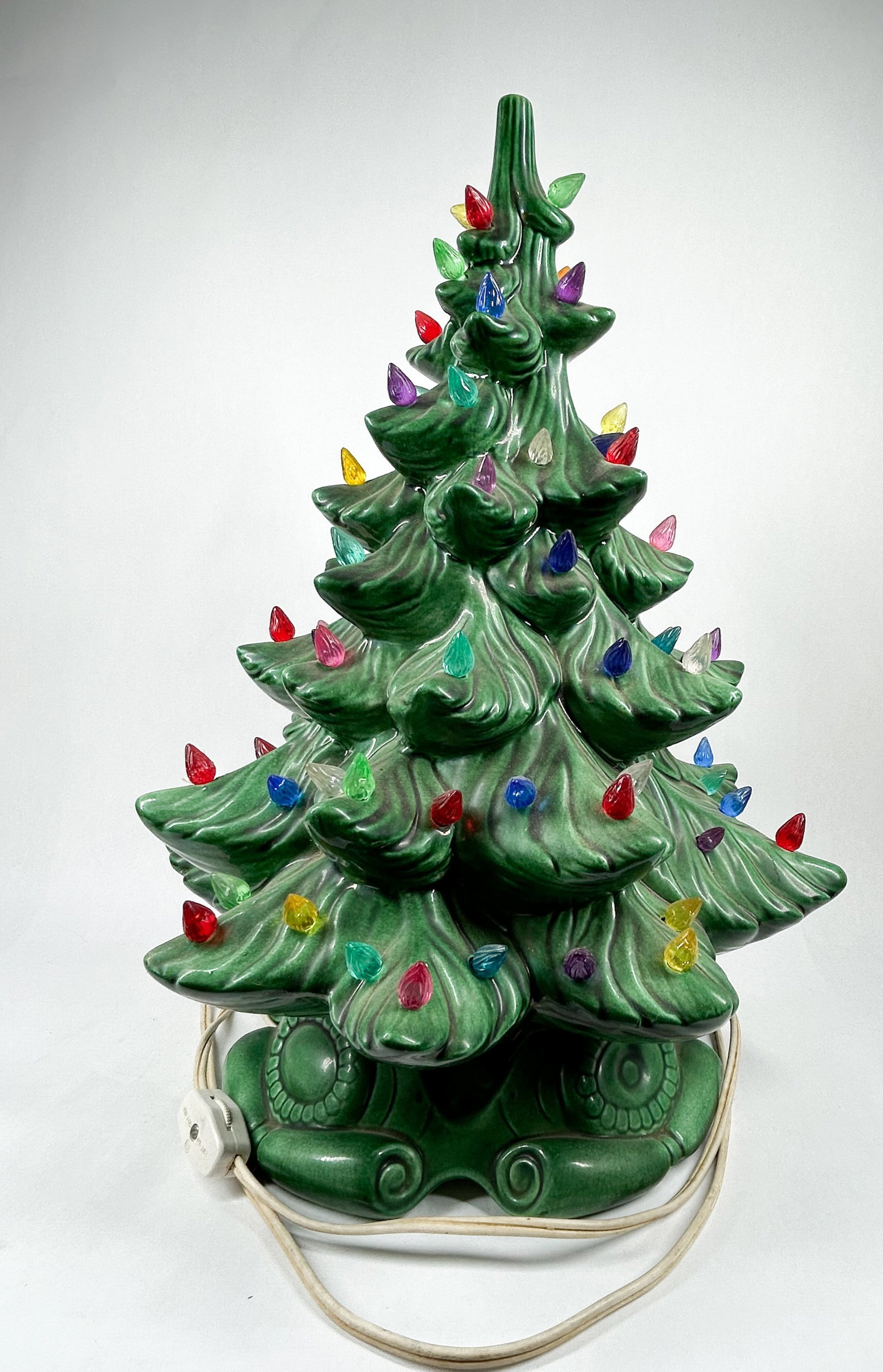 ATLANTIC MOLD CERAMIC CHRISTMAS TREE 1974 (1 of 6)