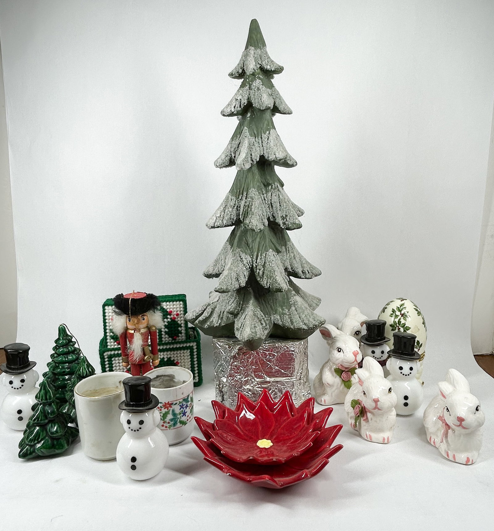 ASSORTMENT OF SEASONAL HOLIDAY DECORATIONS (1 of 5)