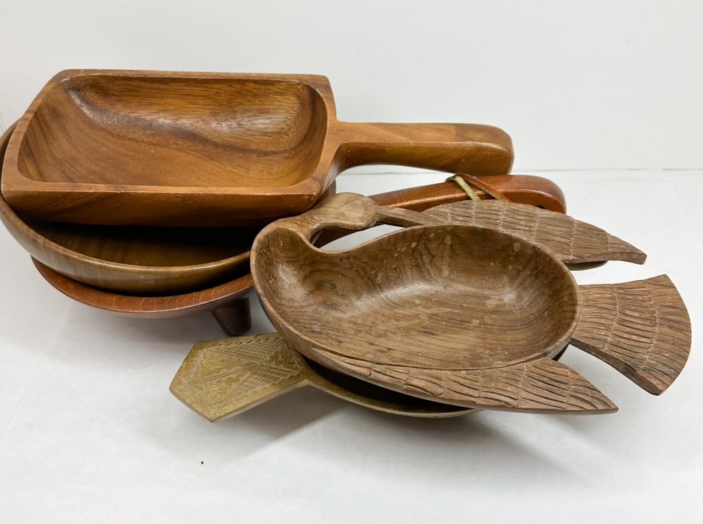 MUNISING AND DOLPHIN WOODEN SERVING PIECES (1 of 6)