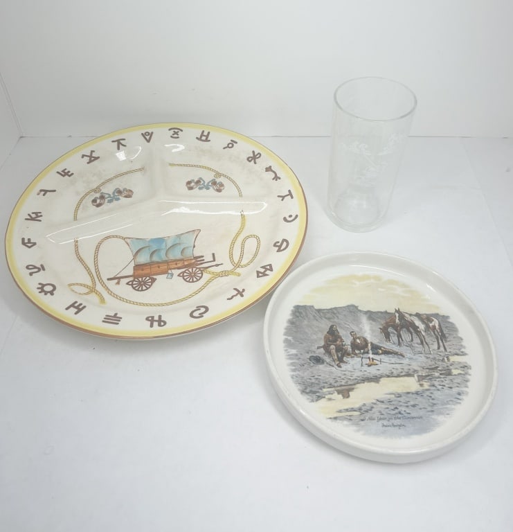 A TRIO OF CERAMIC AND GLASS WESTERN-THEMED TABLETOP ITEMS INCLUDING A FREDERIC REMINGTON PRINT: A trio of Western-themed tabletop articles comprising two ceramic plates and one etched glass tumbler. The first item is an earthenware divided grill plate with a three-section interior. The center