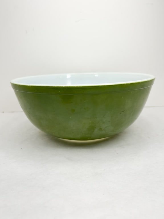 PYREX GREEN MILK GLASS MIXING BOWL (1 of 3)