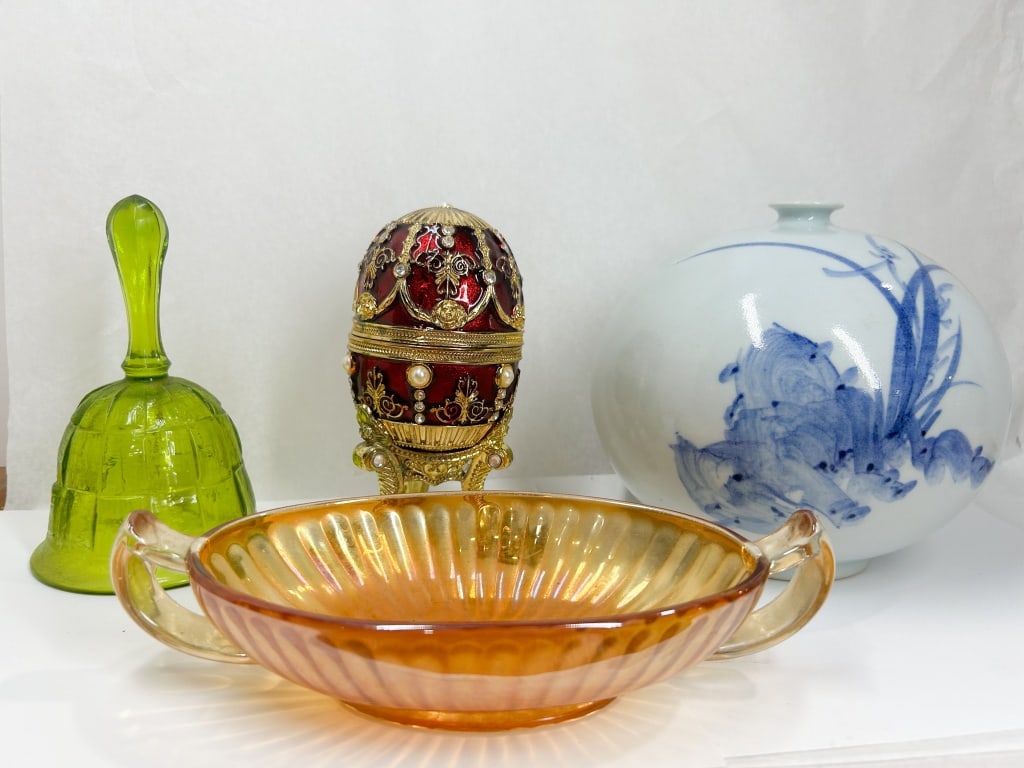 ASSORTMENT OF DECORATIVE GLASS AND CERAMICS (1 of 11)