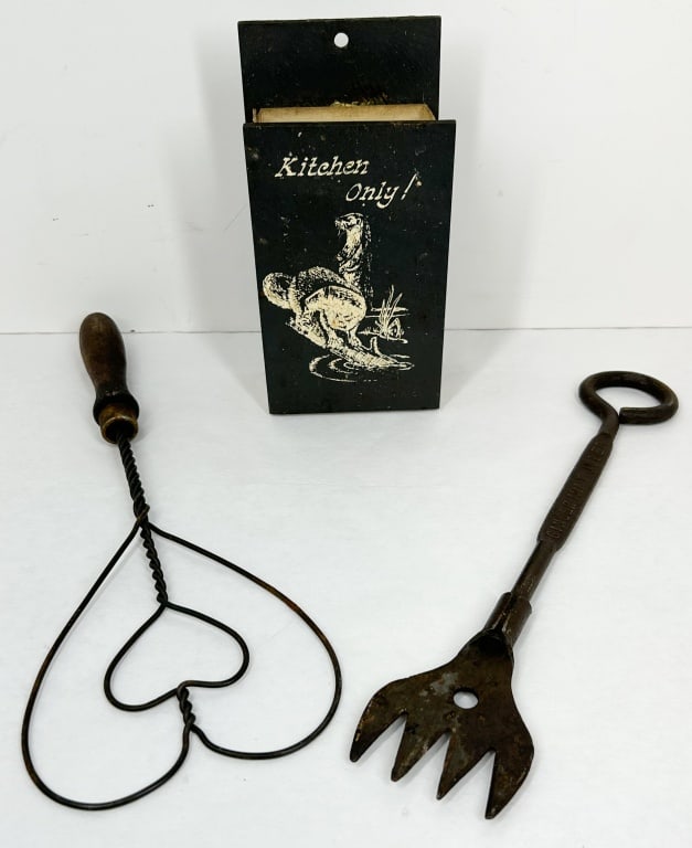 TRIO OF VINTAGE HOUSEHOLD UTENSILS (1 of 3)