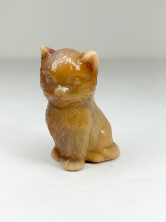 BOYD BUTTERSCOTCH MISS COTTON KITTEN: A seated kitten figurine manufactured by Boyd's Crystal Art Glass in butterscotch and cream slag glass. An embossed mark featuring a B in a diamond flanked by two vertical bars is present on the lower