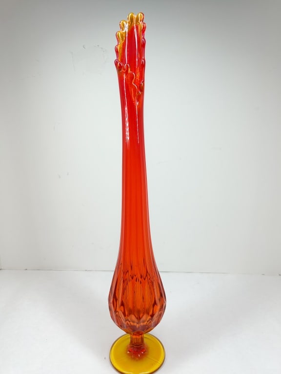 AMBERINA SWUNG GLASS PEDESTAL VASE: A mid-century modern swung glass pedestal vase in the Amberina colorway, transitioning from yellow at the base to a vibrant red at the rim. The vessel features a molded diamond point and vertical rib 