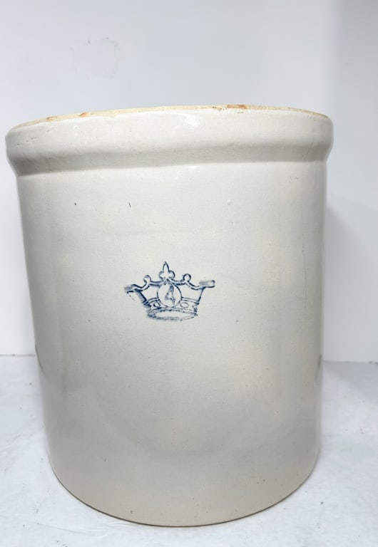ROBINSON RANSBOTTOM STONEWARE CROWN CROCK: A cylindrical salt-glazed stoneware storage crock featuring a Bristol glaze finish. The exterior is decorated with a cobalt blue stencil of a five-pointed crown containing the numeral 4, signifying a 