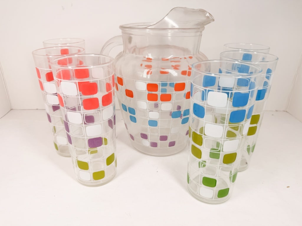 VINTAGE GEOMETRIC PATTERNED GLASS BEVERAGE SET (1 of 5)