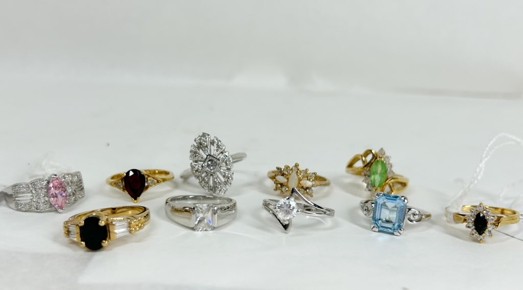 AN ASSORTMENT OF STERLING SILVER AND GOLD PLATED RINGS (1 of 6)