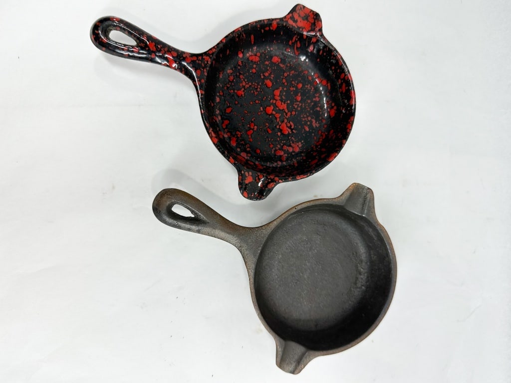 PAIR OF MINIATURE CAST IRON SKILLET ASHTRAYS (1 of 4)