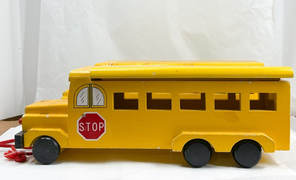 A PAIR OF VINTAGE WOODEN SCHOOL BUS PULL TOYS (1 of 5)
