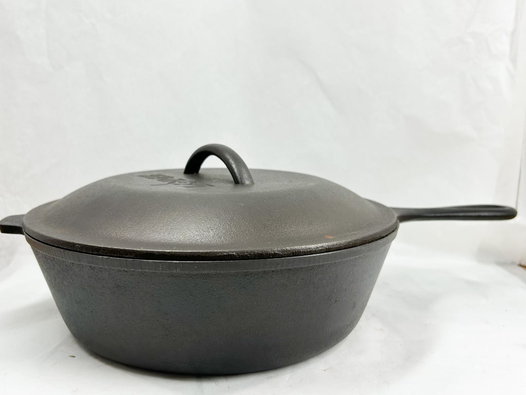 LODGE CAST IRON COVERED CHICKEN FRYER (1 of 4)