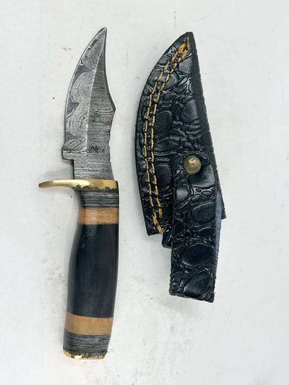 DAMASCUS STEEL FIXED BLADE SKINNING KNIFE (1 of 2)