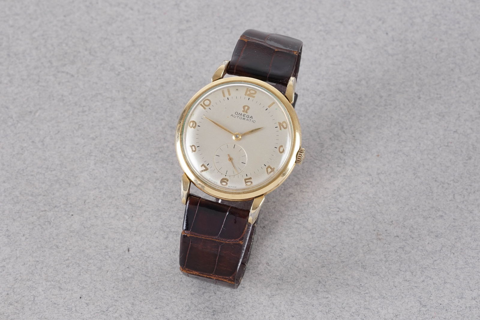 OMEGA AUTOMATIC 'BUMPER' WRISTWATCH REF. 2398-2 CIRCA 1948 (1 of 4)