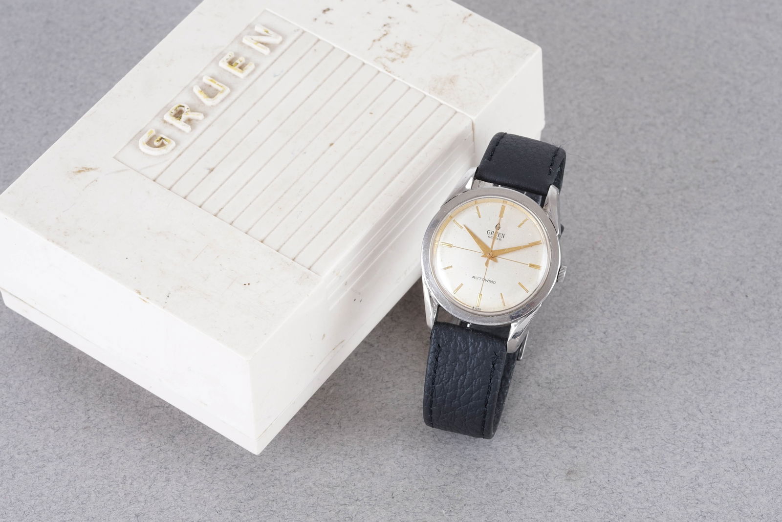 GRUEN GENEVE AUTOWIND W/ BOX: GRUEN GENEVE AUTOWIND W/ BOX, this watch is fitted with a circular silver sector dial with hour markers and hands. The 34mm stainless steel case is fitted with a crown and a screw down case back. Insi