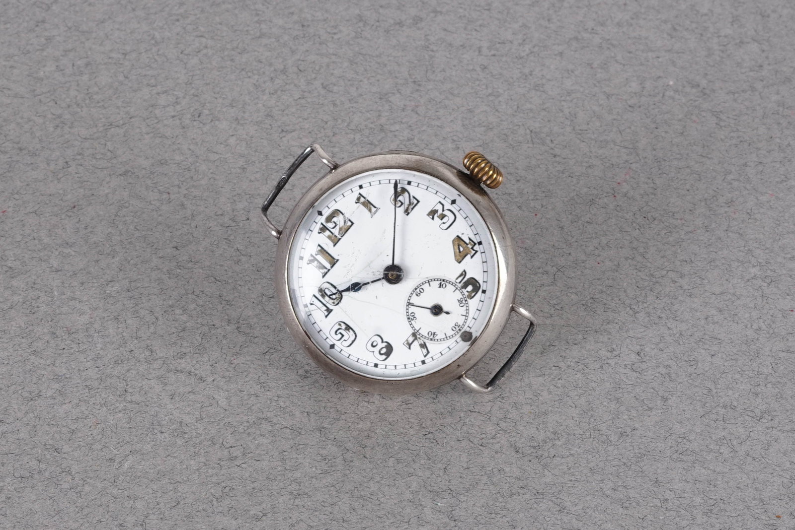 WW2 SILVER TRENCH WATCH BY G.S. GEORGE STOCKWELL CIRCA 1915: WW2 SILVER TRENCH WATCH BY G.S. GEORGE STOCKWELL CIRCA 1915, this watch is fitted with a circular dial with Arabic numeral hour markers and hands. The 33mm silver case is fitted with a crown and a cas