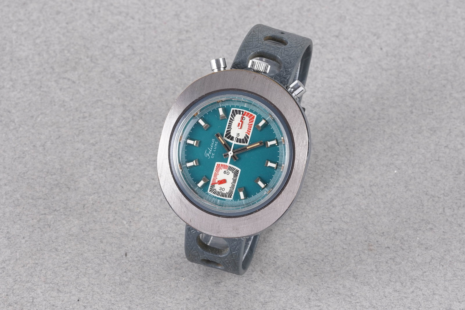 FELICIA DE LUXE 'BULLHEAD' CHRONOGRAPH WRISTWATCH: FELICIA DE LUXE 'BULLHEAD' CHRONOGRAPH WRISTWATCH, this watch is fitted with a circular twin register teal blue/green dial with applied hour markers and hands. The 42x48mm case is fitted with twin pum