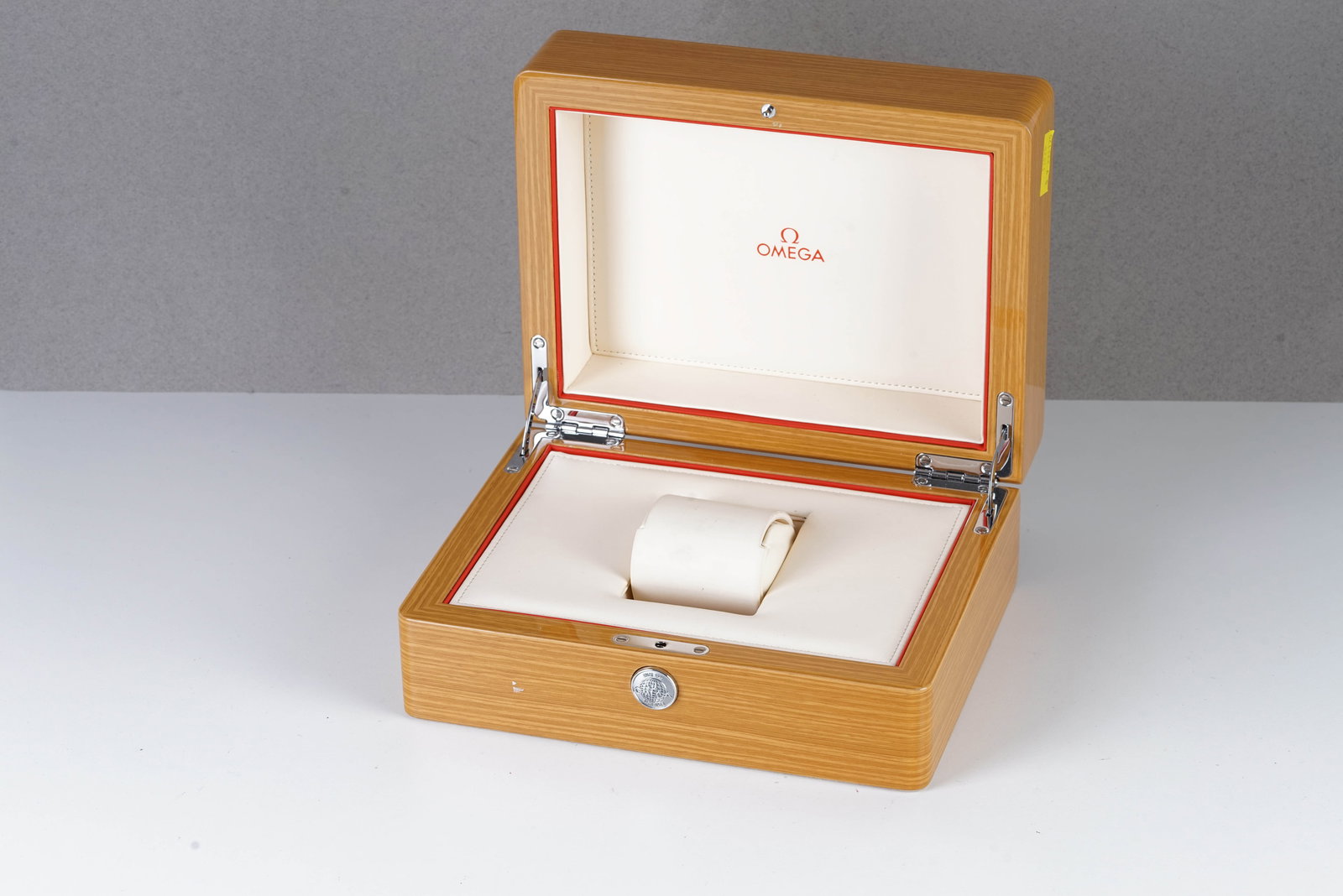 LARGE WOODEN OMEGA WATCH BOX: LARGE WOODEN OMEGA WATCH BOX, if you have any questions regarding this lot please contact us. Please review the images carefully as they serve part of the description. For further information on our a