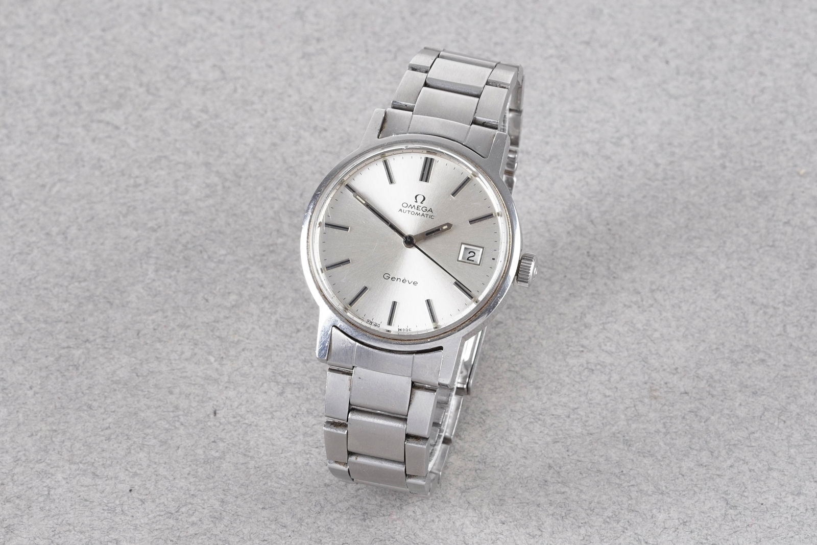OMEGA AUTOMATIC GENEVE DATE WRISTWATCH: OMEGA AUTOMATIC GENEVE DATE WRISTWATCH, this watch is fitted with a circular silver dial with a date window, stick hour markers and hands. The 35mm stainless steel case is fitted with an omega crown a