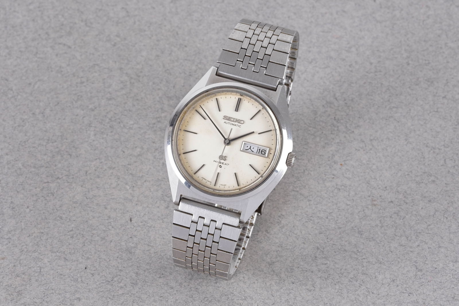 GRAND SEIKO HI BEAT DAY DATE REF. 5646-7010: GRAND SEIKO HI BEAT DAY DATE REF. 5646-7010, this watch is a ref. 5646-7010 and is fitted with a circular off white dial with baton hour markers and hands. The 36mm stainless steel case is fitted with