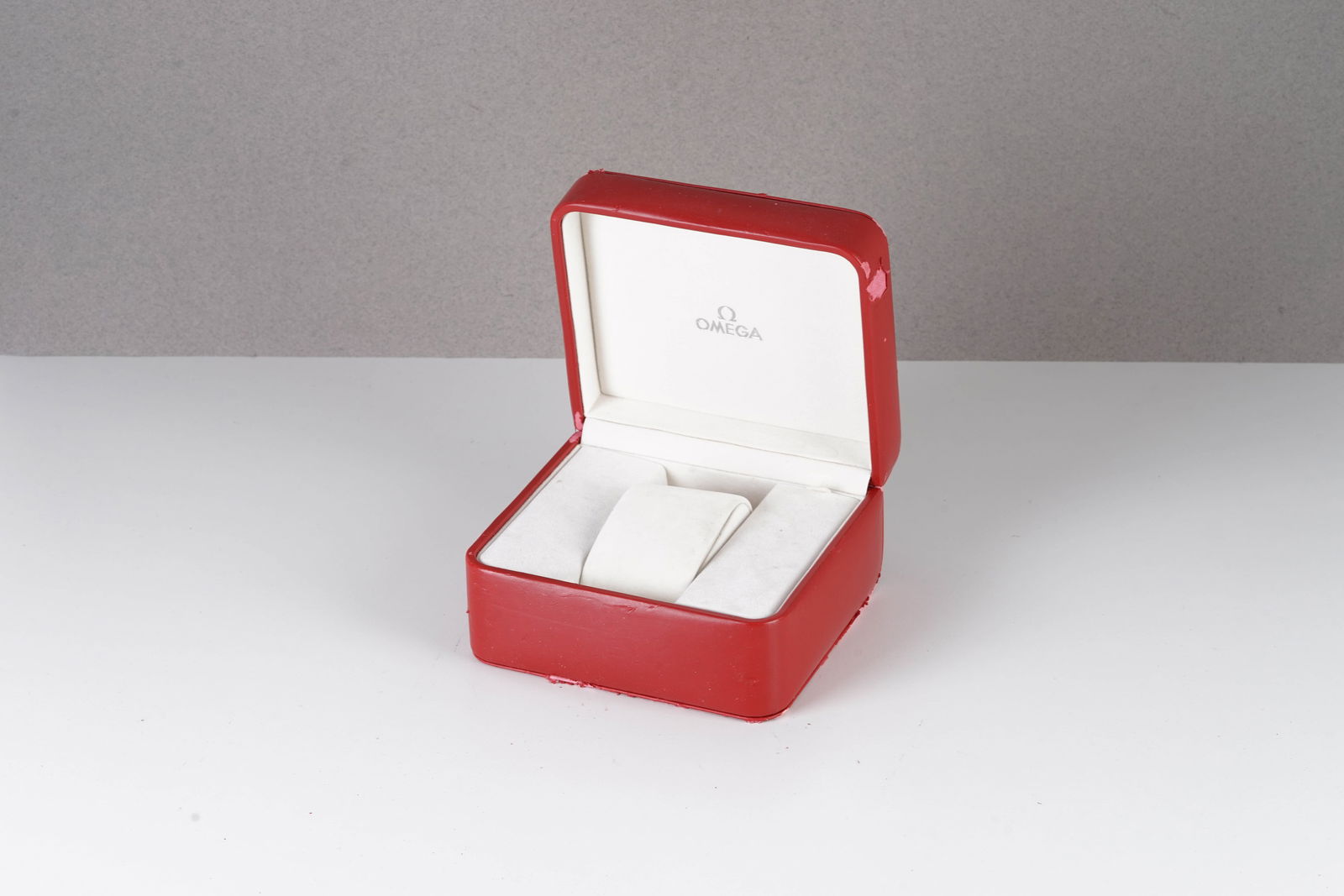 OMEGA WATCH BOX: OMEGA WATCH BOX, if you have any questions regarding this lot please contact us. Please review the images carefully as they serve part of the description. For further information on our auction,