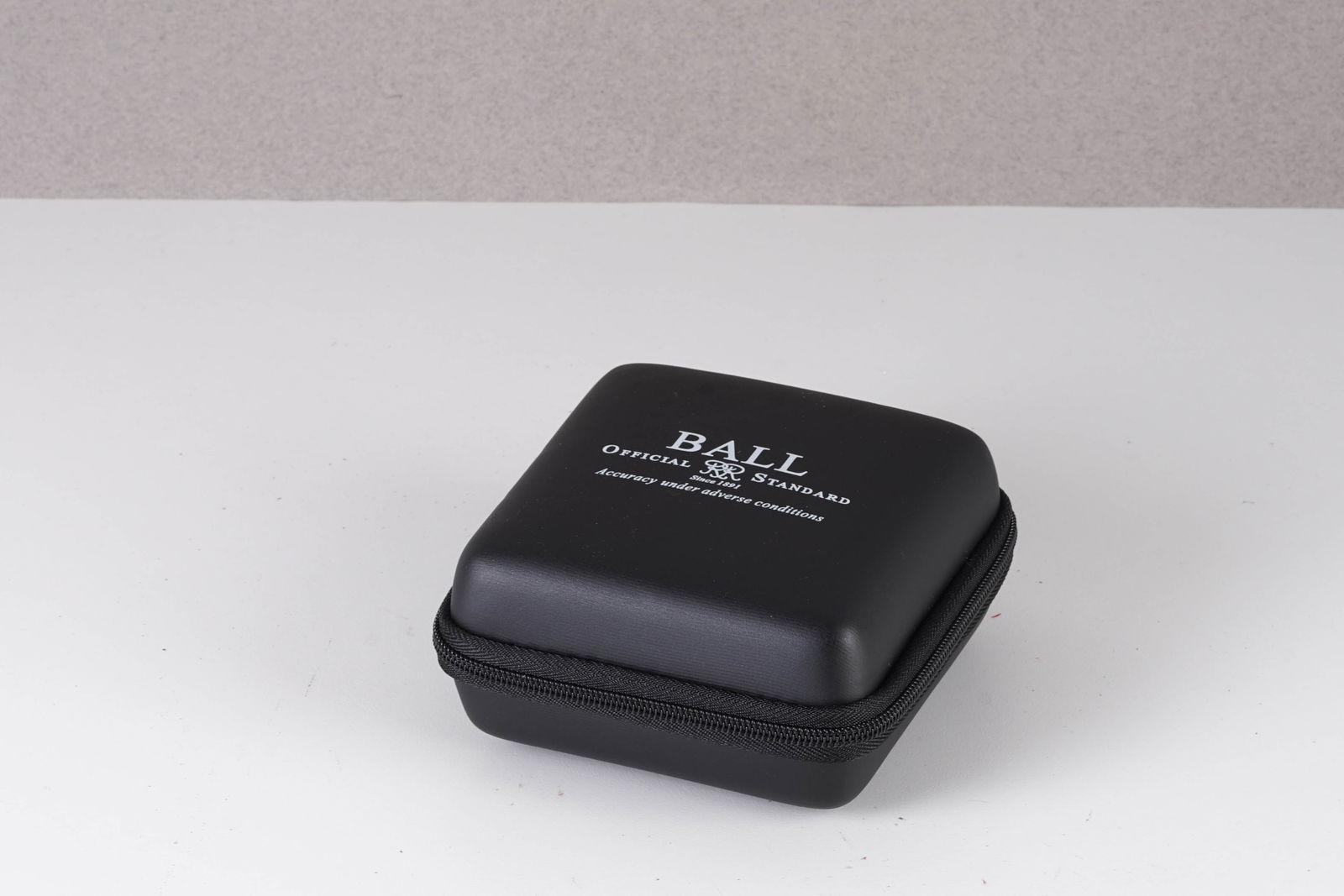 BALL WATCH CASE: BALL WATCH CASE, if you have any questions regarding this lot please contact us. Please review the images carefully as they serve part of the description. For further information on our auction,