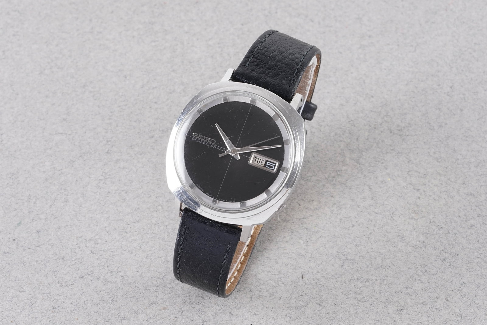 SEIKO SPORTSMATIC 5 DAY DATE REF. 6619-7001: SEIKO SPORTSMATIC 5 DAY DATE REF. 6619-7001, this watch is a ref. 6619-7001 and is fitted with a circular dial with day and date windows, hour markers and hands. The 36mm stainless steel case is