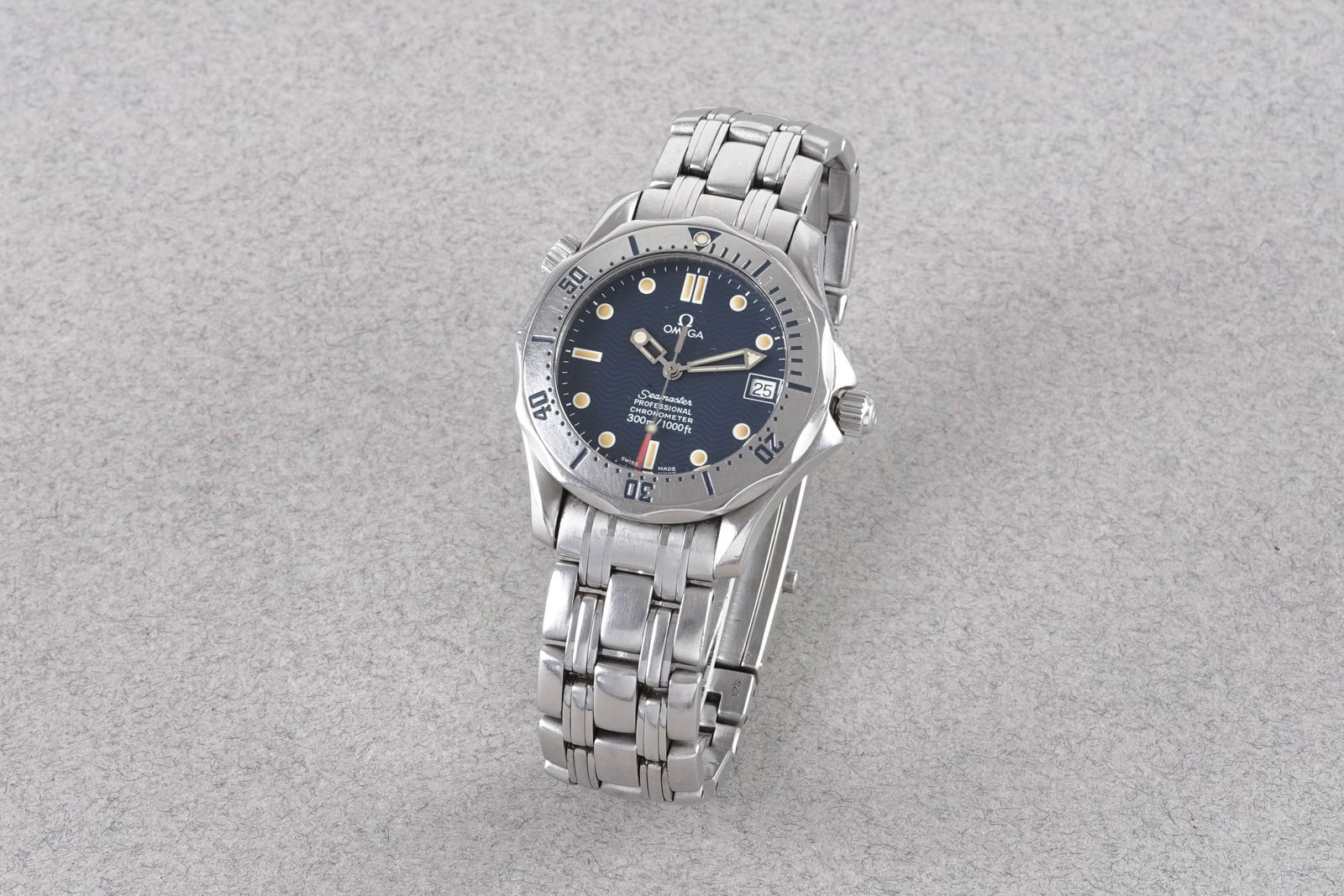 OMEGA SEAMASTER 300 W/ GUARANTEE CARD REF. 25528000 CIRCA 1995 - 2