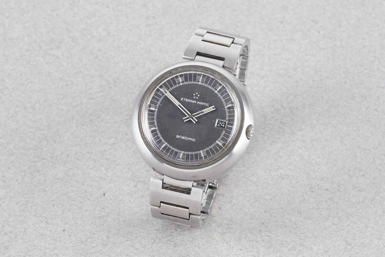 ETERNA-MATIC ANATOMIC DATE WRISTWATCH: ETERNA-MATIC ANATOMIC DATE WRISTWATCH, this watch is fitted with a circular grey dial with applied hour markers, a date window at 3 o'clock and hands. The 41mm stainless steel case is fitted with an