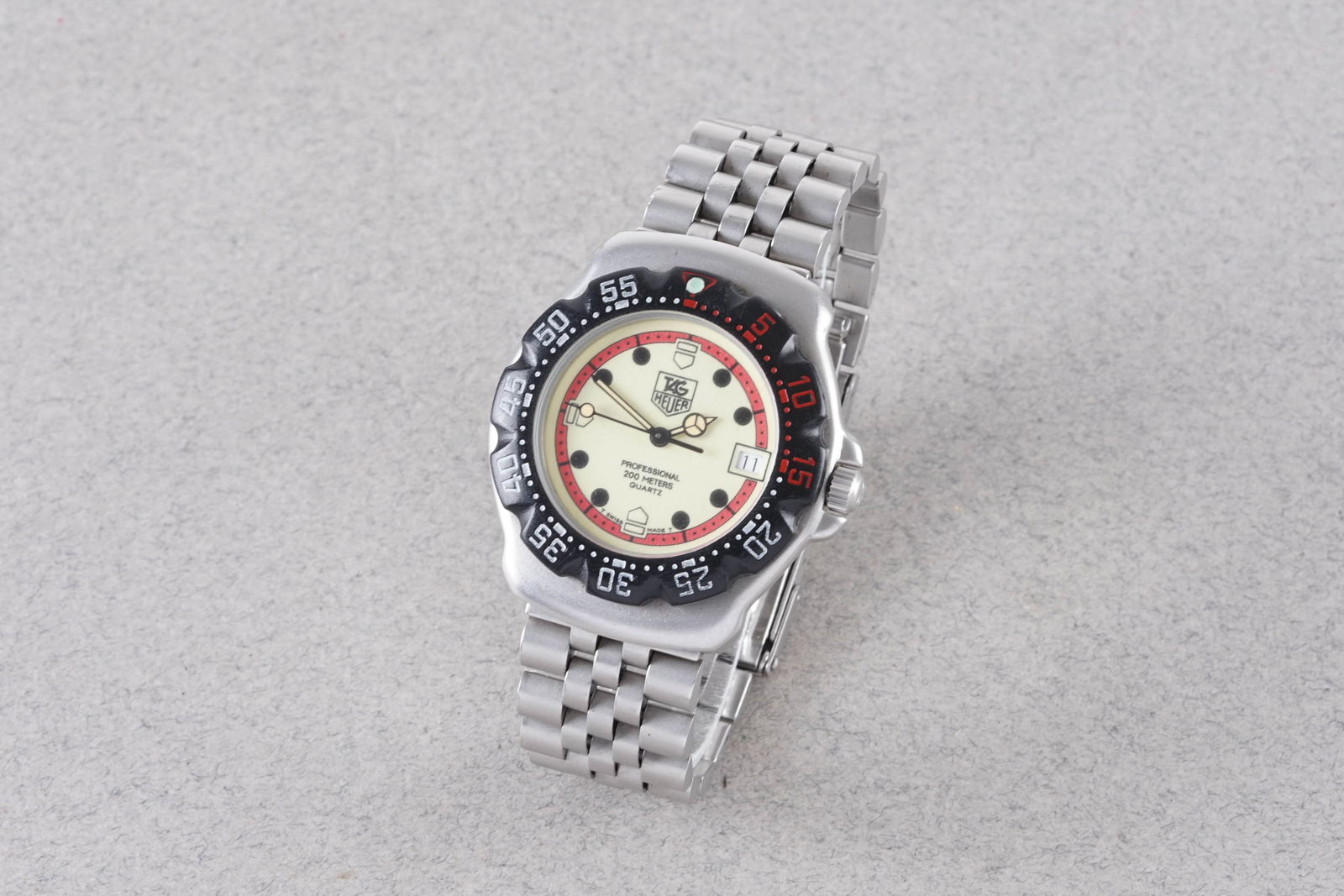 *TO BE SOLD WIHTOUT RESERVE* TAG HEUER PROFESSIONAL REF. 371.513: *TO BE SOLD WIHTOUT RESERVE* TAG HEUER PROFESSIONAL REF. 371.513, this watch is a ref. 371.513 and is fitted with a circular dial with a date window, hour markers and hands. The 33mm stainless steel