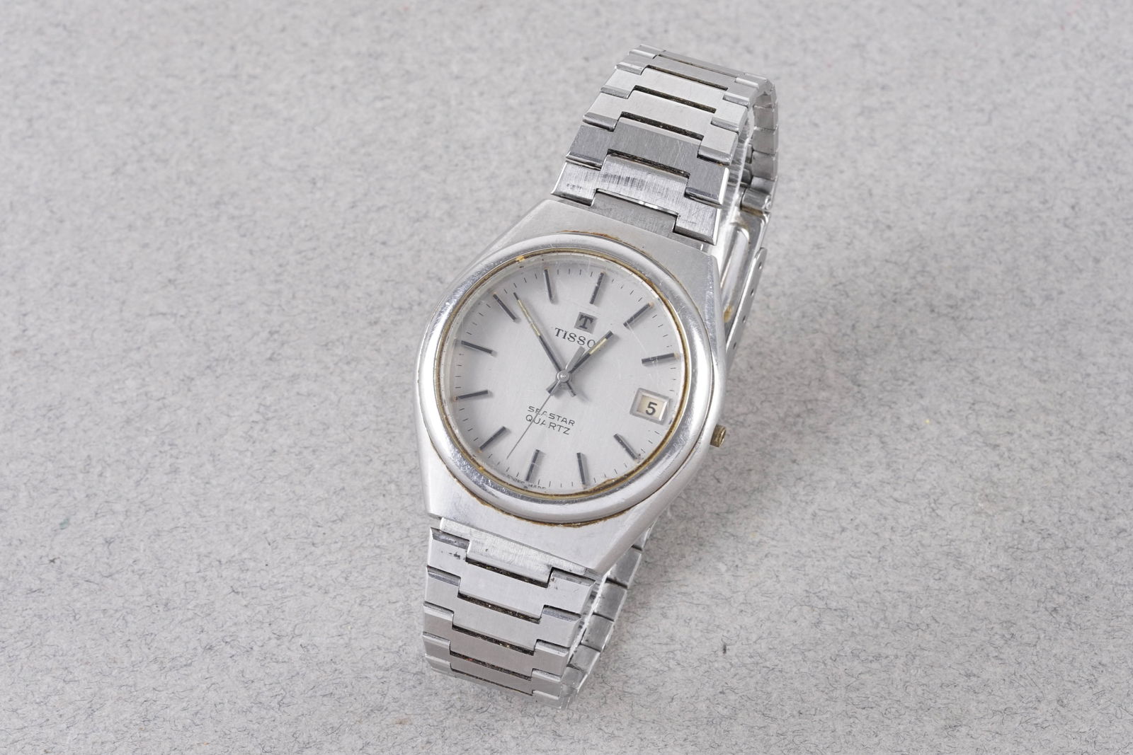 *TO BE SOLD WIHTOUT RESERVE* TISSOT SEASTAR DATE QUARTZ WRISTWATCH: *TO BE SOLD WIHTOUT RESERVE* TISSOT SEASTAR DATE QUARTZ WRISTWATCH, this watch is fitted with a circular silver dial with a date window, stick hour markers and hands. The 36mm stainless steel case